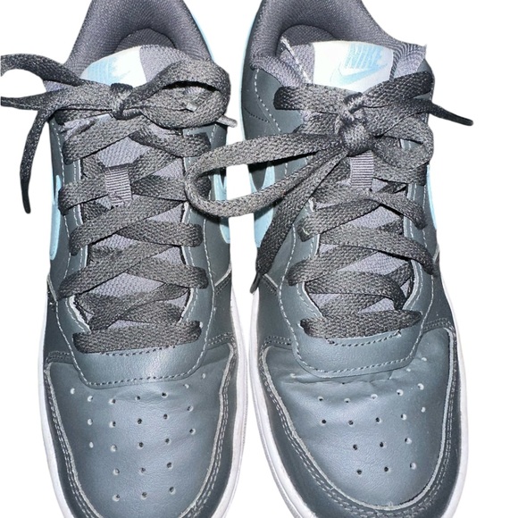 Nike cleats. Size 6y - Picture 2 of 4